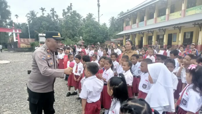 kanit-binmas-iptu-i-made-aribawa-bersama-bhabinkamtibmas-bripka-herman-memberikan-edukasi-kepada-para-siswa-sd-negeri-4-mimika-selasa-260526-foto-istimewa-D2xKV