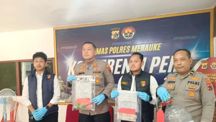 kapolres-merauke-saat-menggelar-konferensi-pers-terkait-pengungkapan-kasus-pengetap-bbm-subsidi-jenis-pertalite-senin-2552026-suloceposonlinecom-vXeFZ