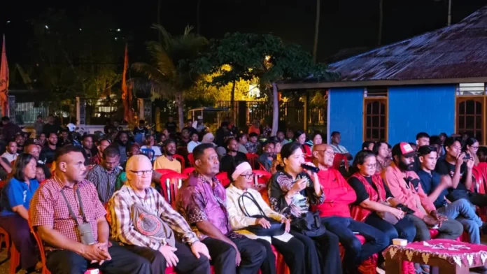 ketua-dpd-pdi-perjuangan-provinsi-papua-benhur-tomi-mano-bersama-ratusan-masyarakat-saat-mengelar-nonton-bareng-pesta-babi-selasa-2652026-malam-ceposonlinecomhans-palen-rfqcY