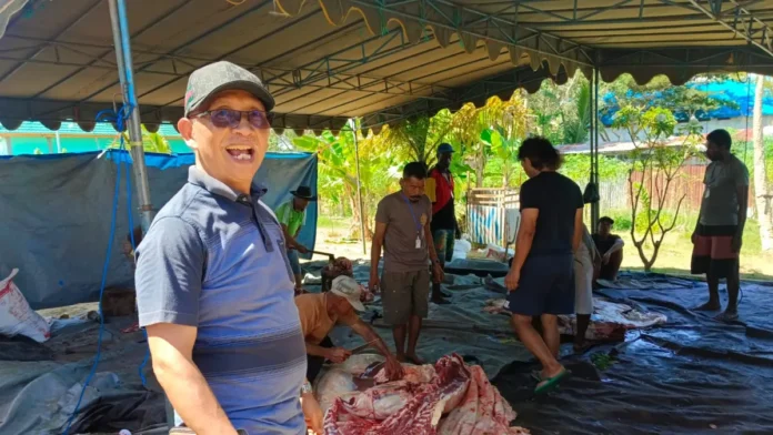 ketua-dpw-ldii-papua-selatan-h-muh-bahroni-saat-menyaksikan-sapi-kurban-yang-sedang-dipotong-potong-untuk-selanjutnya-dipaketkan-rabu-2752026-suloceposonlinecom-LTUxj