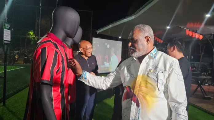 ketua-harian-persipura-abisai-rollo-saat-melihat-jersey-baru-persipura-ceposonlinecomhans-palen-Hx4yX