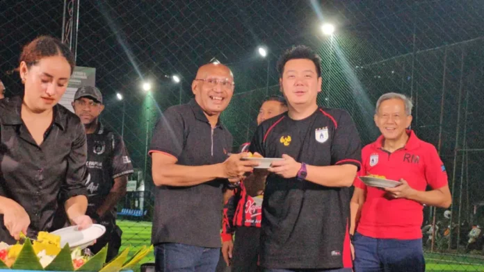 manajer-persipura-owen-rahadiyan-bersama-ketua-umum-persipura-benhur-tomi-mano-diacara-hut-ke-63-tahun-persipura-senin-2552026-ceposonlinecomhans-palen-ma5nf