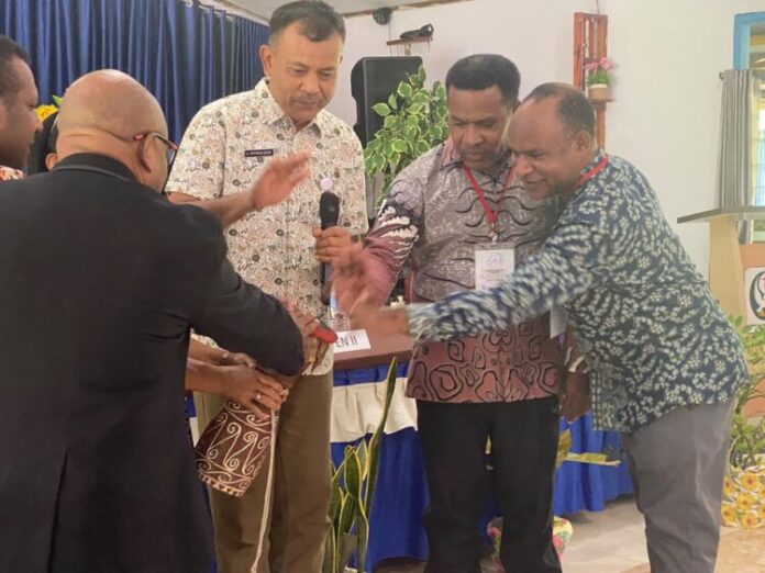 1001344638-750x563 Forum Hamba Tuhan, Jayapura Papua, Sentani Jayapura, Charles Mokay, Pelayanan gereja, Tokoh agama, Lintas denominasi, Pemberdayaan masyarakat, Gereja Papua, Kabupaten Jayapura, Rapat kerja, Pelayanan sosial, Kemitraan daerah, Abdurahman Basri, Berita Jayapura