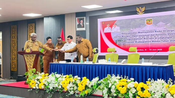 Bupati Mimika memukul tifa tanda dibukanya Sosialisasi Manajemen Risiko Strategis, Risiko Operasional, dan Penilaian Efektivitas Pengendalian Korupsi di Kantor Bapenda Mimika ASN Mimika, Antikorupsi ASN, Johannes Rettob, Bapenda Mimika, Tata Kelola