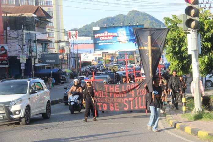 Ratusan Jemaat Doakan Papua Meta Keyword: Doa Papua, Lingkaran Abepura, Jemaat Jayapura, Pemulihan Papua, Risen Community