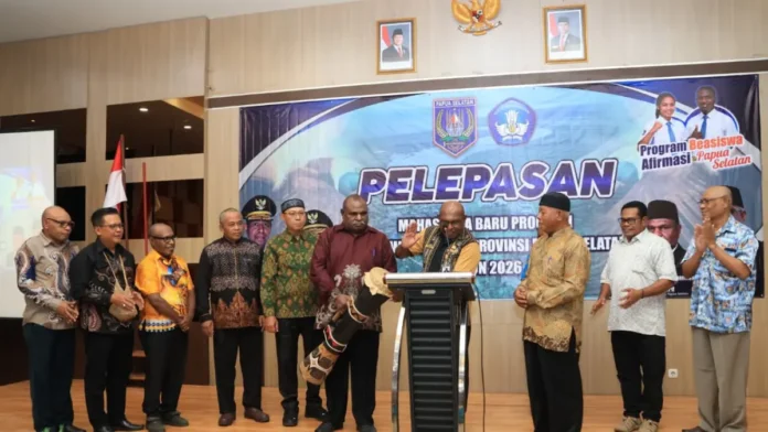 Sekda Papua Selatan Ferdinandus Kainakaimu bersama pejabat lingkup Papua Selatan saat melepas 45 mahasiswa penerima beasiswa afirmasi, Senin 8-6 Beasiswa Papua, Mahasiswa Papsel, Papua Selatan, Generasi Emas, Pendidikan Papua, Sekretaris Daerah Papua Selatan, Ferdinandus Kainakaimu