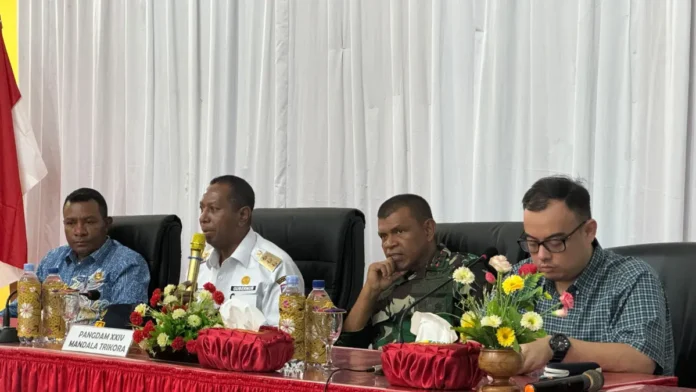 gubernur-papua-selatan-apolo-safanpo-saat-memimpin-rakorwil-dalam-rangka-kunjungan-wapres-ke-asmat-sabtu-2062026-biro-umum-papselceposonlinecom-vegfe
