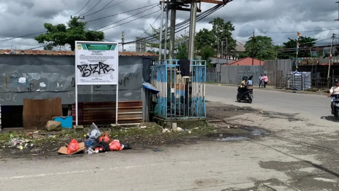 salah-satu-tempat-sampah-di-jalan-restu-kelurahan-timika-indah-distrik-mimika-baru-mimika-ceposonlinecommoh-wahyu-welerubun-RaoNp Sampah Mimika, Denda Sampah, Timika Bersih, CCTV Timika, Johannes Rettob