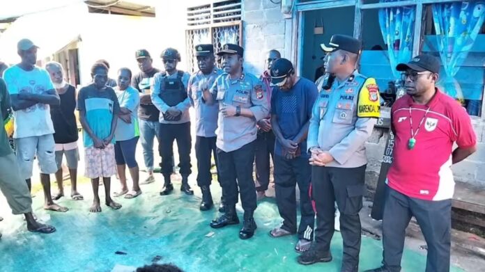 Kapolres Mimika AKBP Alredo Agustinus Rumbiak saat mengunjungi kerumah korban penikaman Kapolres Mimika mengunjungi keluarga korban penikaman di Dermaga Pomako untuk menyampaikan belasungkawa, memastikan proses hukum terhadap tersangka berjalan, serta memberikan dukungan kepada keluarga korban.