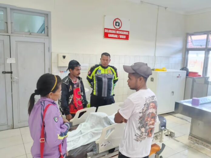 Korban saat berada di kamar jenazah RSUD Mimika Seorang pengendara motor meninggal dunia setelah menabrak median jalan di depan Pengadilan Negeri Timika. Polisi menduga korban melaju dengan kecepatan tinggi saat kecelakaan terjadi.