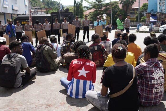 Mahasiswa yang bergabung dalam Somap dan IPMJ saat menggelar aksi di kawasan Lingkaran Abepura, Distrik Abepura, Kota Jayapura Mahasiswa yang tergabung dalam SOMAP dan IPMI-J menggelar aksi di Jayapura untuk mendesak pemerintah menarik pasukan dari wilayah konflik di Papua, menghentikan pendekatan keamanan, serta membuka ruang dialog dan investigasi dugaan pelanggaran HAM.