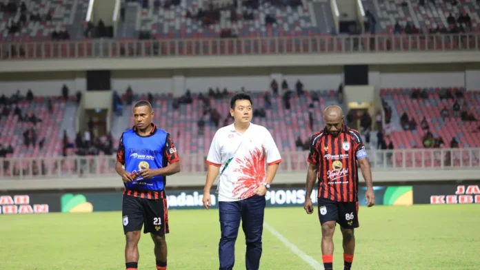 Owen Rahadiyan saat berjalan dengan dua pemain senior Persipura Boaz Solossa dan Yustinus Pae dalam laga pamungkas Liga 2 musim lalu di Stadion Lukas Enembe Owen Rahadiyan resmi tidak lagi menjabat sebagai Manajer Persipura Jayapura. Ia kini dipercaya menjadi President Director PT Nusantara Cenderawasih Karsa untuk memperkuat pengelolaan klub.