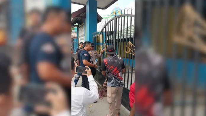 Pembukaan palang di SMAN 4 Jayapura di Entrop oleh aparat gabungan Polri dan TNI. Meski tanpa dihadiri pihak yang melakukan pemalangan. Seluruh proses berlangsung kondusif