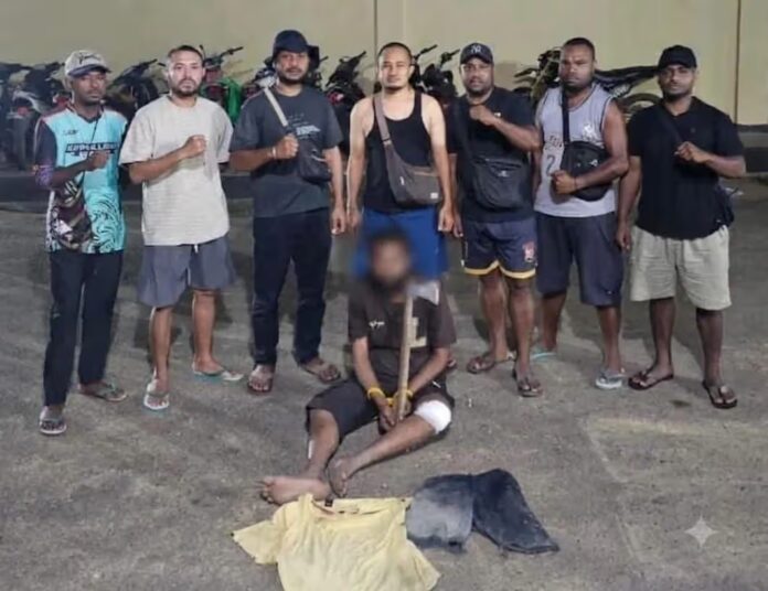 Pemuda berinisial ASB terduga pelaku kasus percobaan pemerkosaan saat ditangkap Satreskrim Polres Merauke. Polres Merauke menangkap seorang pria yang diduga terlibat kasus percobaan pemerkosaan dan perbuatan cabul. Terduga pelaku dilumpuhkan setelah disebut melakukan perlawanan saat proses penangkapan.