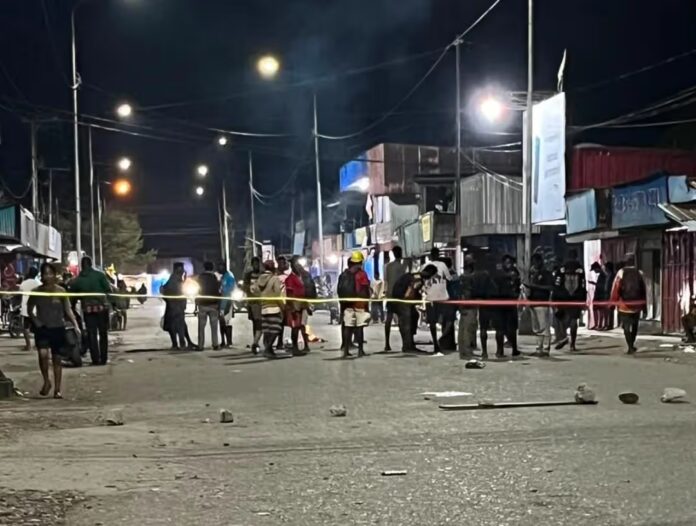 Warga saat melakukan pemalangan di Jalan Bhayangkara Timika