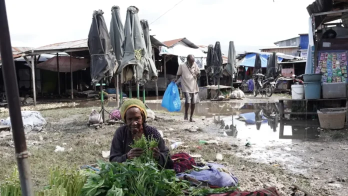 kondisi-pasar-youtefa-pasca-diguyur-hujan-para-pedagang-tanpak-pasrah-dengan-kondisi-yang-ada-senin-2072026-hjbAL