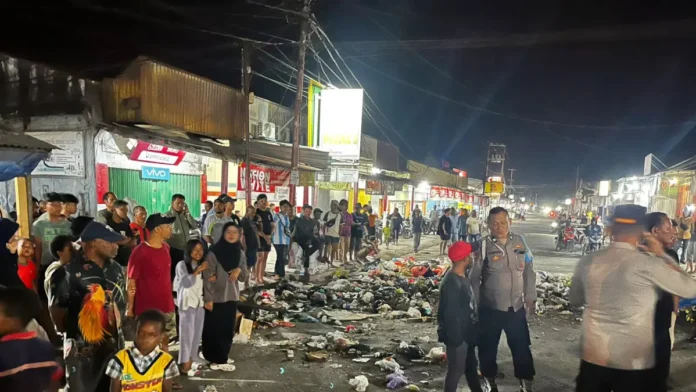 kondisi-sampah-di-jalan-pasar-lama-sentani-saat-dibuang-di-tengah-jalan-oleh-warga-pada-kamis-malam-1672026-ceposonlineistimewa-9vD0W