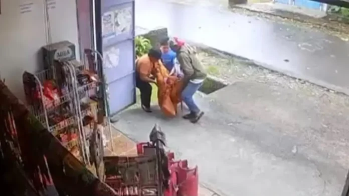 tangkapan-layar-hasil-rekaman-cctv-yang-memperlihatkan-aksi-pembegalan-terhadap-seorang-ibu-rumah-tangga-di-jalan-rambutan-jalur-2-sp-2-kelurahan-timika-jaya-mimika-papua-tengah-senin-2072026-9Rqju