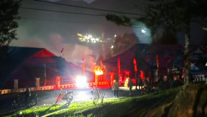 gedung-pemerintahan-di-puncak-papua-tengah-dibakar-massa-1786452308073_169