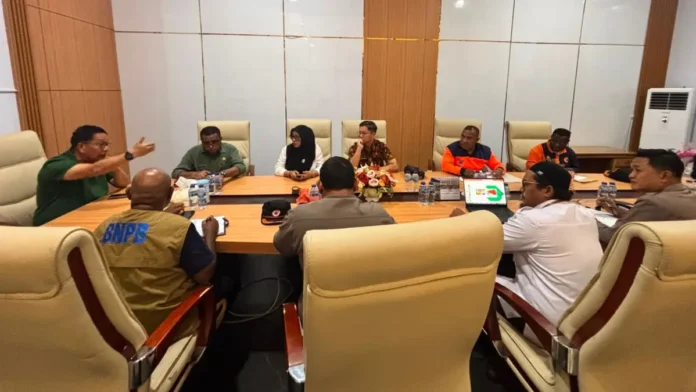 penjabat-pj-sekda-papua-tengah-silwanus-sumule-memberikan-keterangan-kepada-pers-ceposonlinecomhumas-pemprov-t0w3r