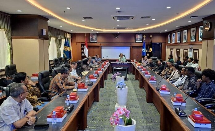 peserta-beasiswa-bertemu-pengurus-ypmak-SeputarPapua-1786338553