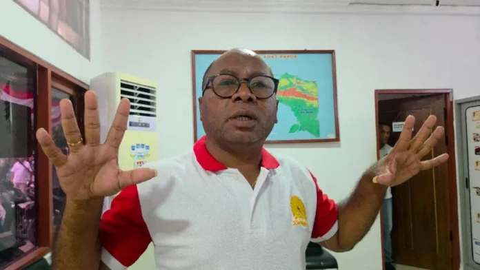 kepala-komnas-ham-perwakilan-papua-frits-ramandeyceposonlinecomelfira-GNGls